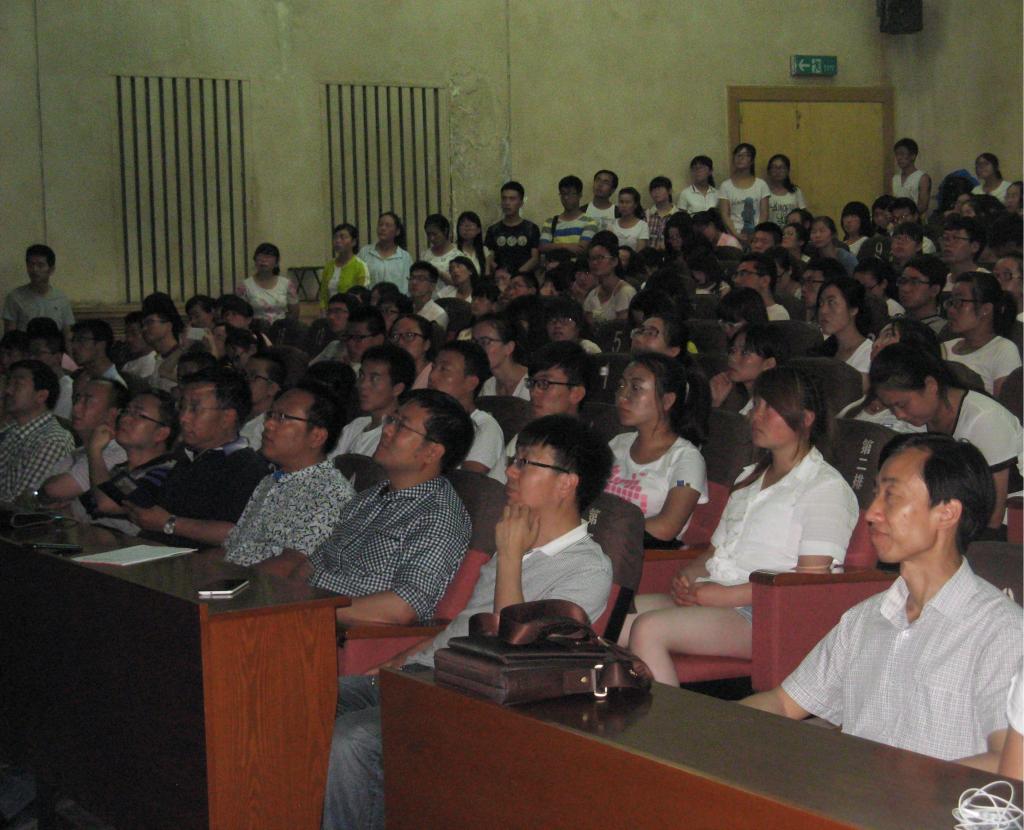 我院师生认真听取汪教授作报告